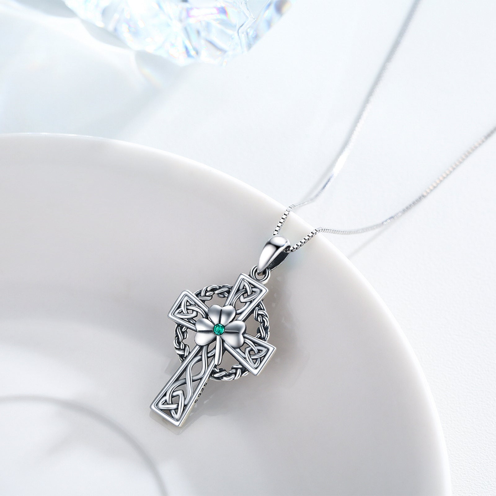 A Maramalive™ Irish Luck Necklace with emerald stone.