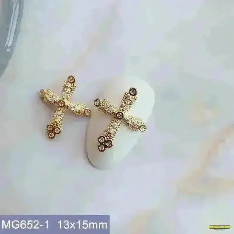 10pcs Gothic Dark Black Cross Nail Art Charms, Zircon Crystal Crucifix Heart Nail Art Decorations with Spooky Style - Dynamic Unique Artwork