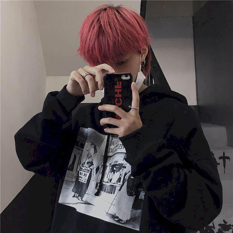 A man is taking a selfie in a Maramalive™ Gothic Streetwear Hoodie Mannen Ins Stijl Herfst Winter Lightning Print Losse Plus Fleece Hooded Sweatshirt, with a face mask on, featuring long sleeve.