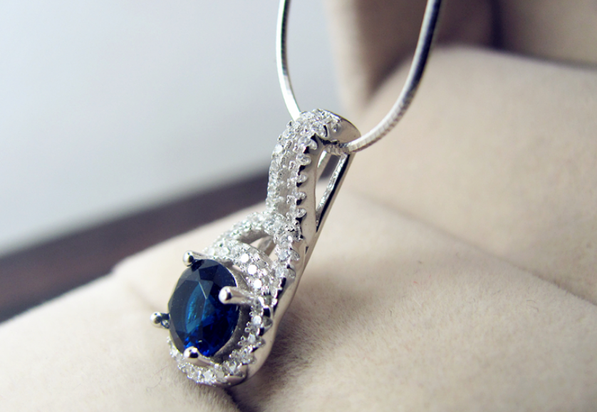 A Maramalive™ pendant with a Sapphire crystal and diamonds.