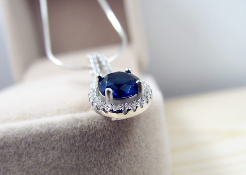 A Maramalive™ pendant with a Sapphire crystal and diamonds.