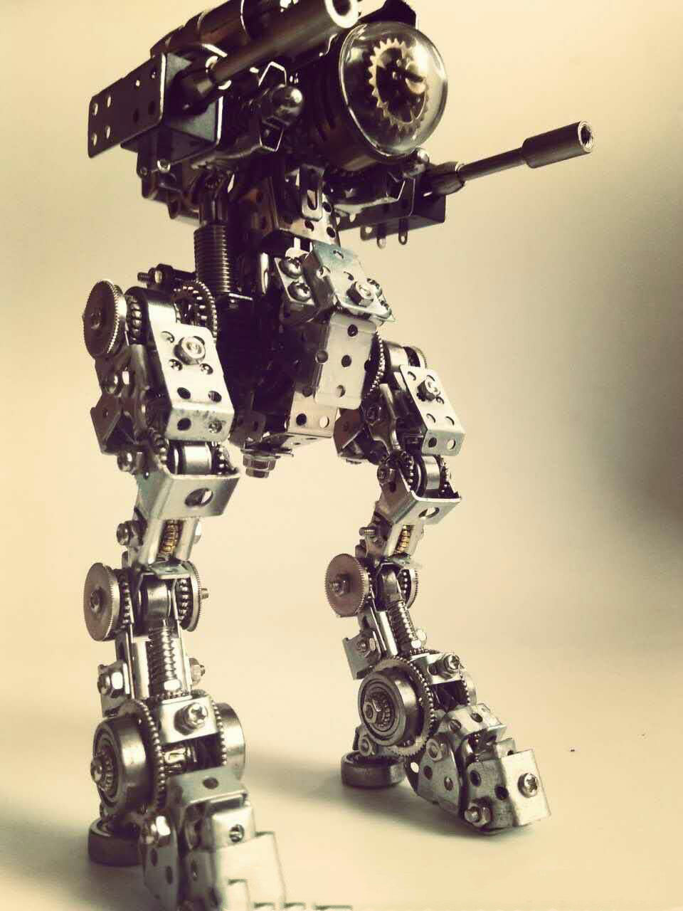 A Maramalive™ Steampunk style [mechanical overlord] model ornament is standing next to a toy robot.
