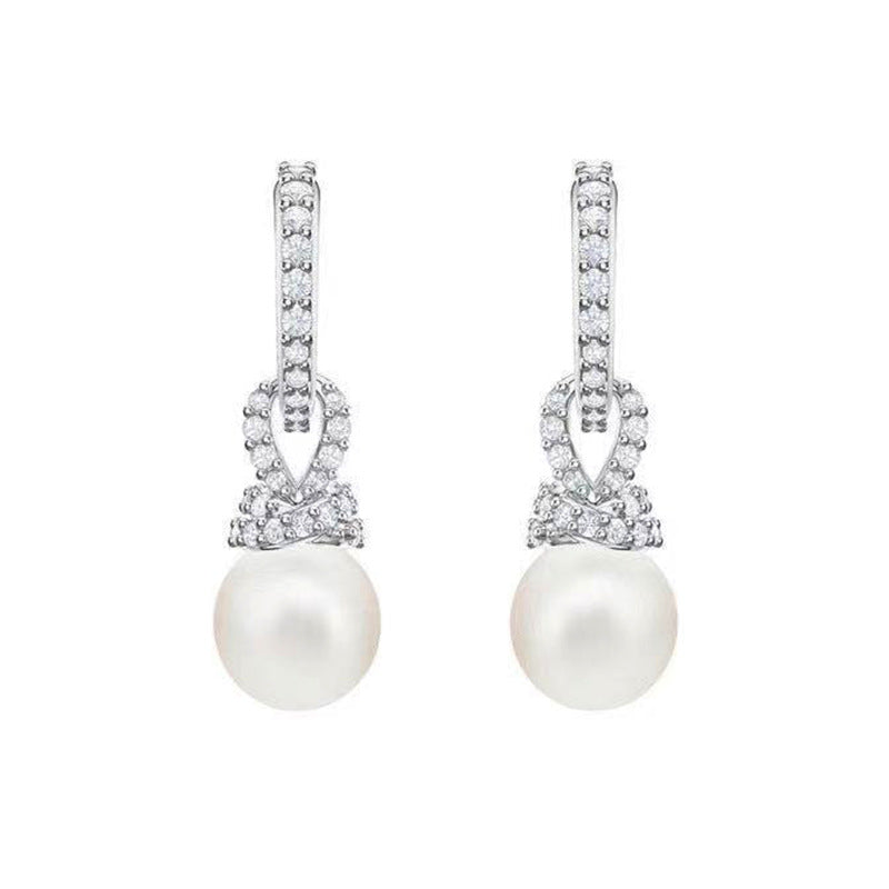 Discover a Maramalive™ Jewelry Set That Radiates Elegance and Sophistication, featuring a pair of pearl and diamond earrings in white gold.