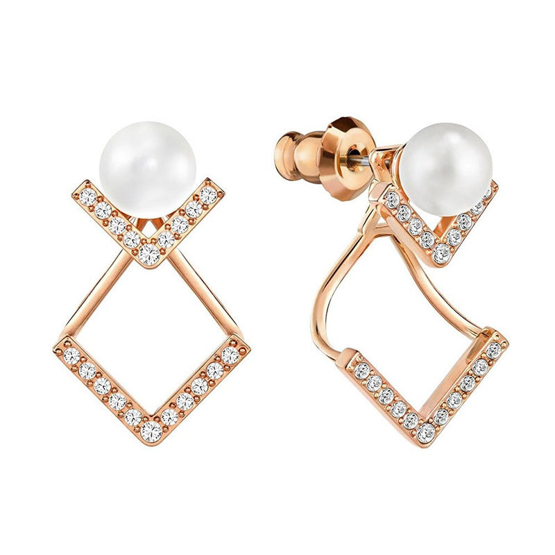 Discover a Maramalive™ Jewelry Set That Radiates Elegance and Sophistication, featuring a pair of pearl and diamond earrings in white gold.