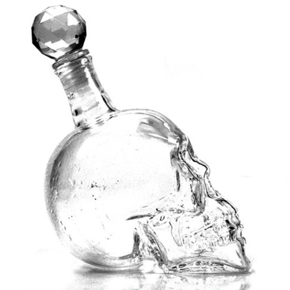 A Skull Glass Bottle and two shot glasses on a tray, made by Maramalive™.