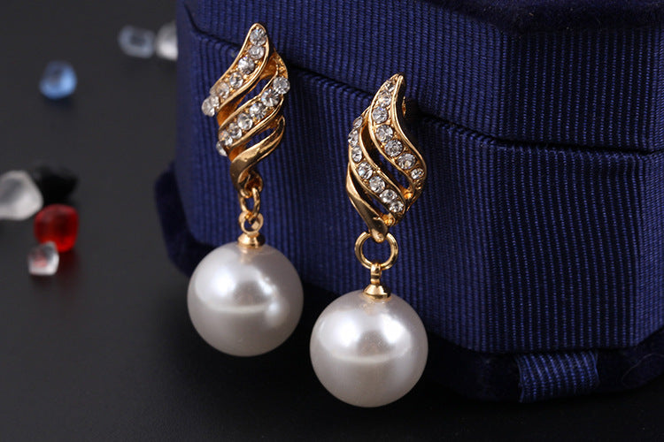 A Maramalive™ Divine Pearl Stud and Necklace Jewelry Set - An Elegant Gift She Will Cherish Forever with diamonds.