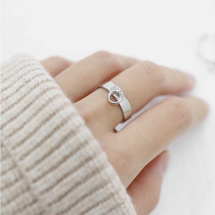 A woman wearing a white sweater and a Maramalive™ Small Hollow Ring.