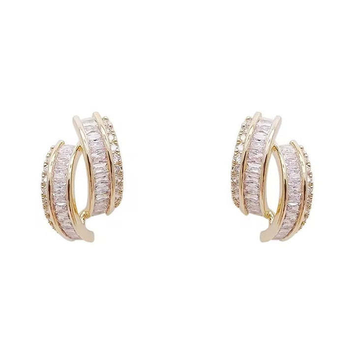 A woman's ear with the Maramalive™ Women's Temperament Fashion Simple Geometric Earrings.