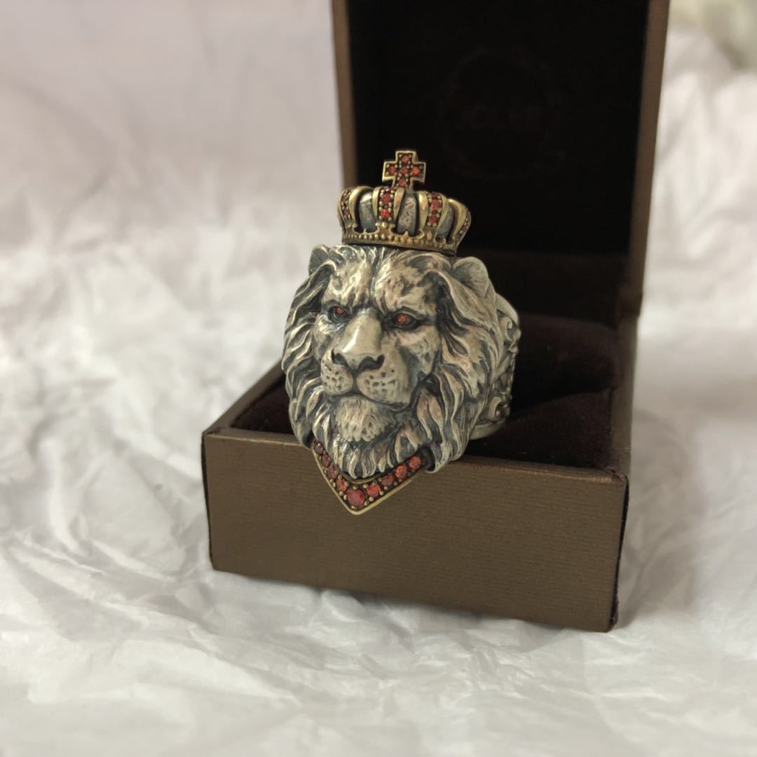 A King's Talisman: Vintage lion ring with a crown and gemstones by Maramalive™.