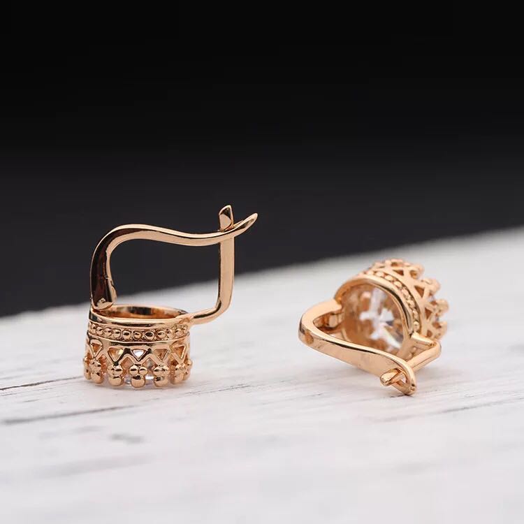 A Versatile Minimalist Jewelry Set by Maramalive™, with rose gold plating and cubic zirconia.