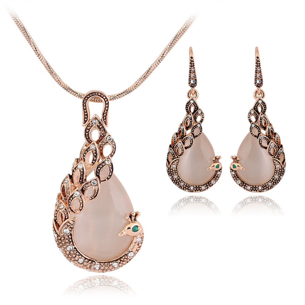 A Maramalive™ Peacock Jewelry Set in rose gold.