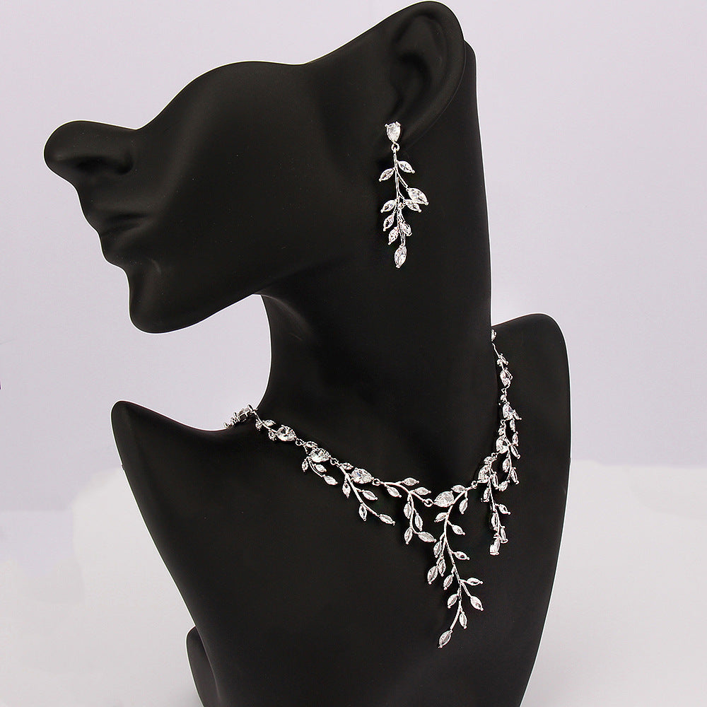 A Maramalive™ mannequin wearing a Minimalist Jewelry Set necklace and earrings.