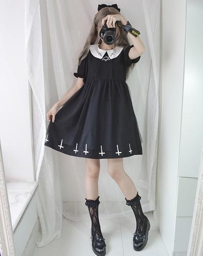 A girl is taking a selfie in a Maramalive™ Halloween Gothic Lolita Dress.