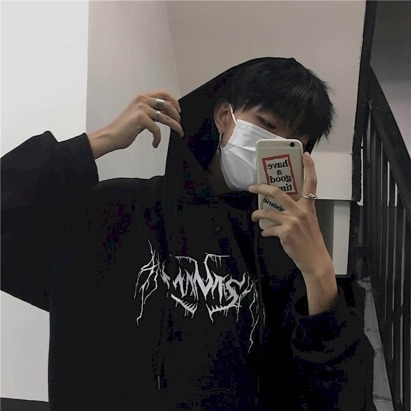 A man is taking a selfie in a Maramalive™ Gothic Streetwear Hoodie Mannen Ins Stijl Herfst Winter Lightning Print Losse Plus Fleece Hooded Sweatshirt, with a face mask on, featuring long sleeve.