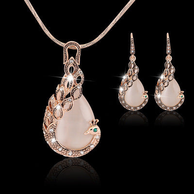A Maramalive™ Peacock Jewelry Set in rose gold.