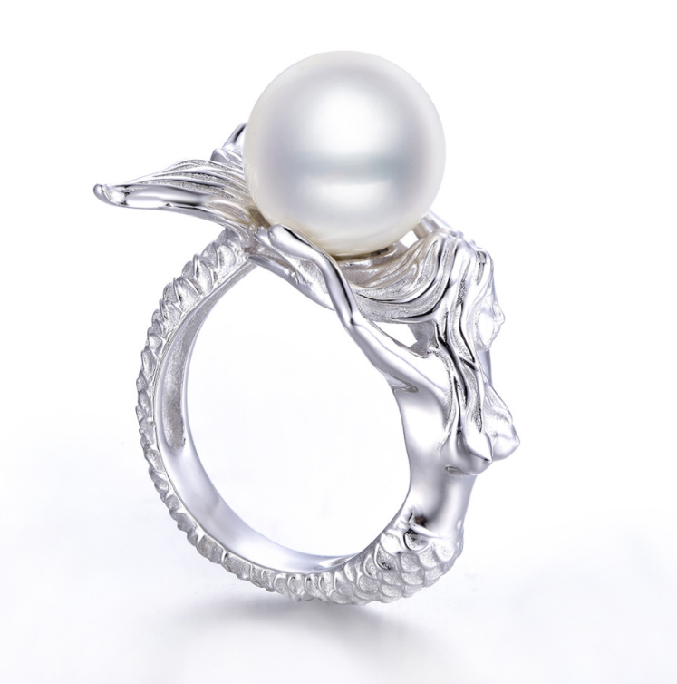 A Mermaid Ring in Sterling Silver by Maramalive™ with a pearl in the center.