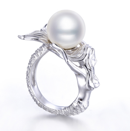 A Mermaid Ring in Sterling Silver by Maramalive™ with a pearl in the center.