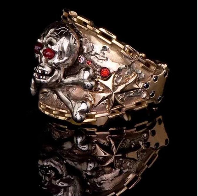Handcrafted Maramalive™ ring featuring a lion head.