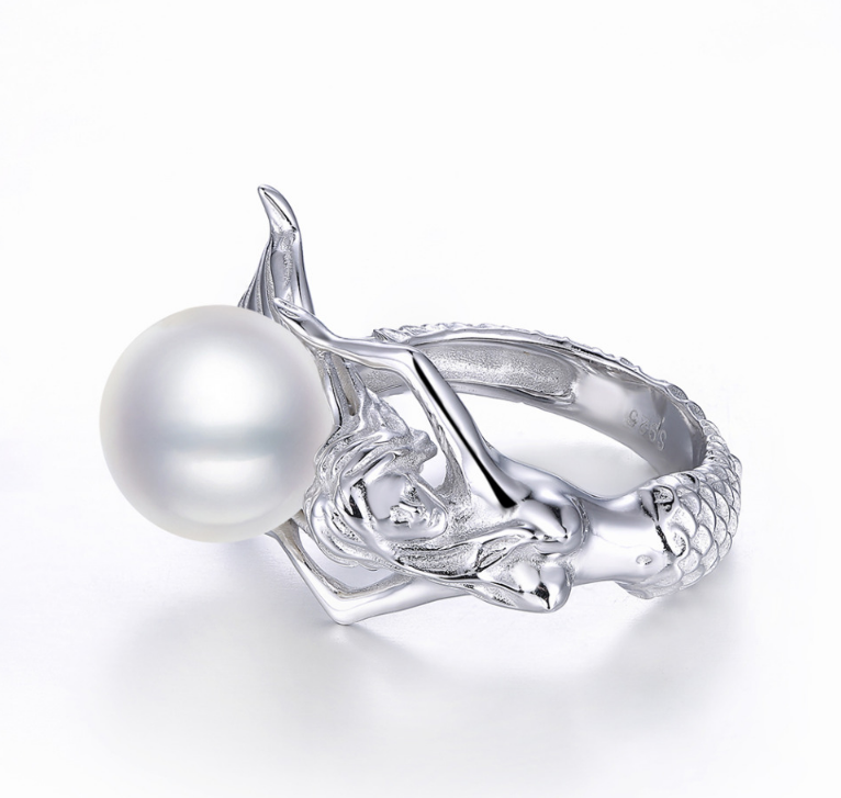 A Mermaid Ring in Sterling Silver by Maramalive™ with a pearl in the center.