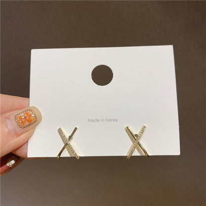 A person holding a card with a pair of Maramalive™ Copper Zircon Inlaid Earrings.