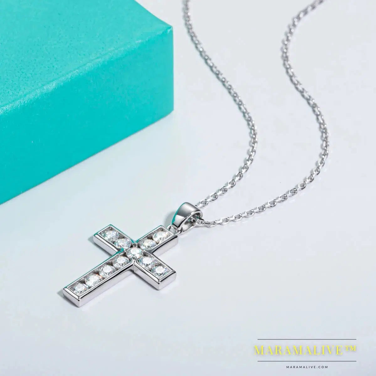 Glamorous moissanite cross pendant necklace jewelry