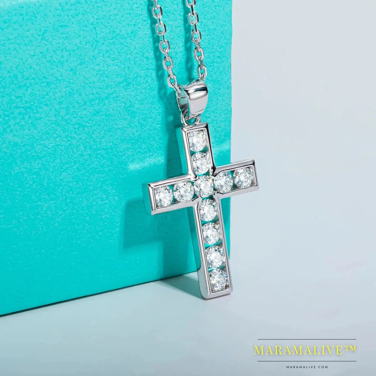 Glamorous moissanite cross pendant necklace jewelry