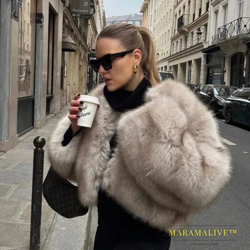 Iconic Street Fashion Week Luxury Brand Gradient Cropped Faux Fur Coat Women Winter 2023 Hot Cool Girls Fluffy Short Fur Jacket