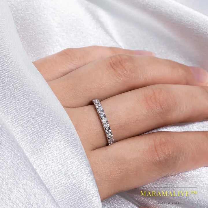 Moissanite & Diamond Rings: Dazzle on Your Day