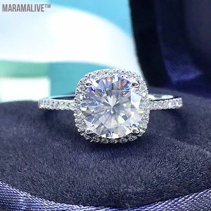 Moissanite Halo Engagement Rings for Women: Chic and Trendy