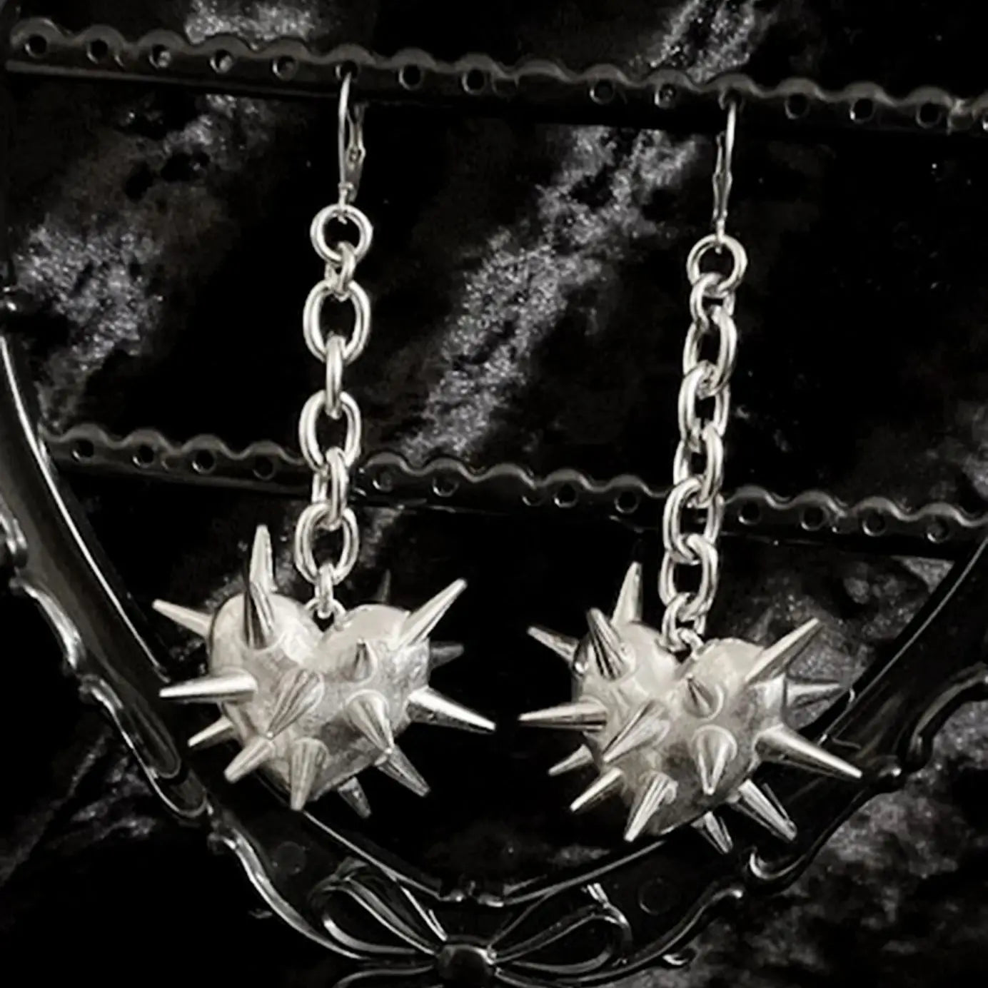 Vintage Heart Thorn Spike Chain Alloy Silver Pendant Earrings: A Gothic Fashion Masterpiece