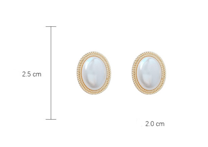 A hand holding a pair of Maramalive™ French Baroque Pearl Earrings.