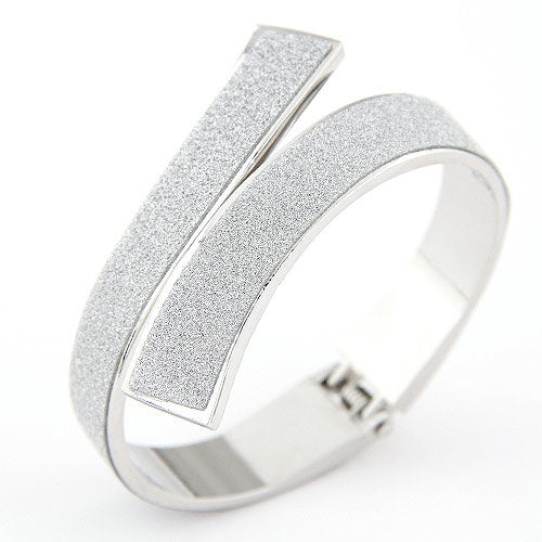 A Stunning punk bracelet with Hinge from Maramalive™, very chic and modern, and a little punkish, thugish.