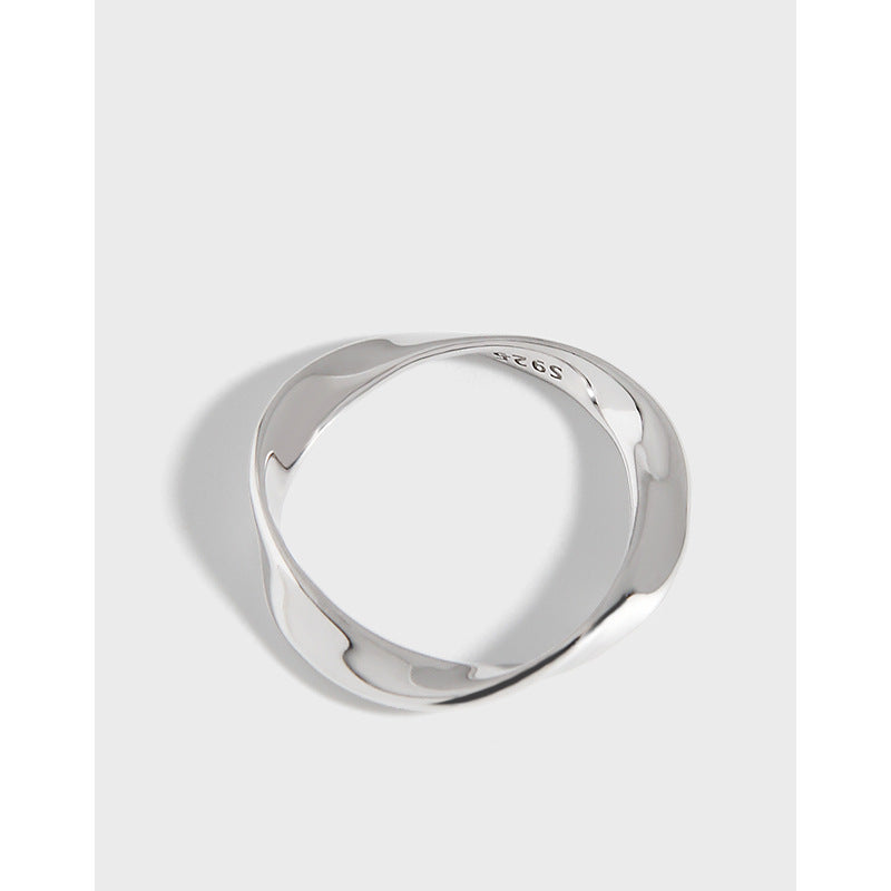 A Maramalive™ Unique Sterling Silver Ring with a curved design.