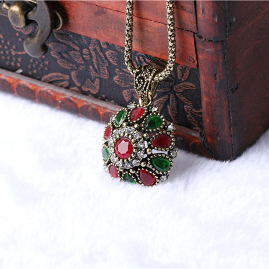 Maramalive™ Antique Renaissance Wedding jewelry set with red and green stones.