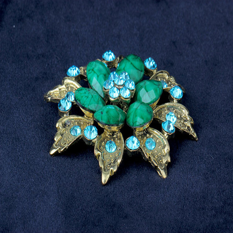 A high-end vintage pink brooch with diamond-studded rhinestones by Maramalive™.