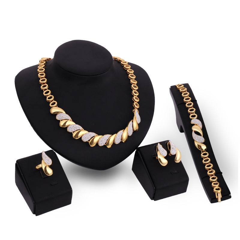 A Gold Indian Bridal Jewelry Sets by Maramalive™.